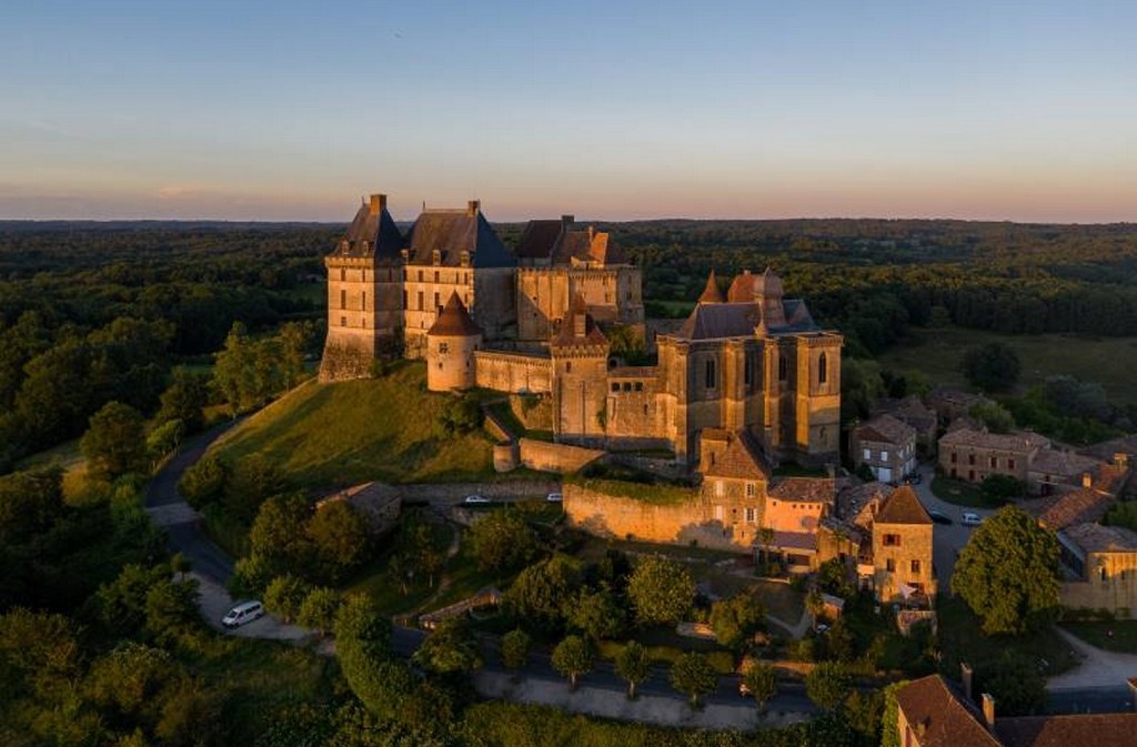 Les expositions au château de Biron - Châteaux en fête