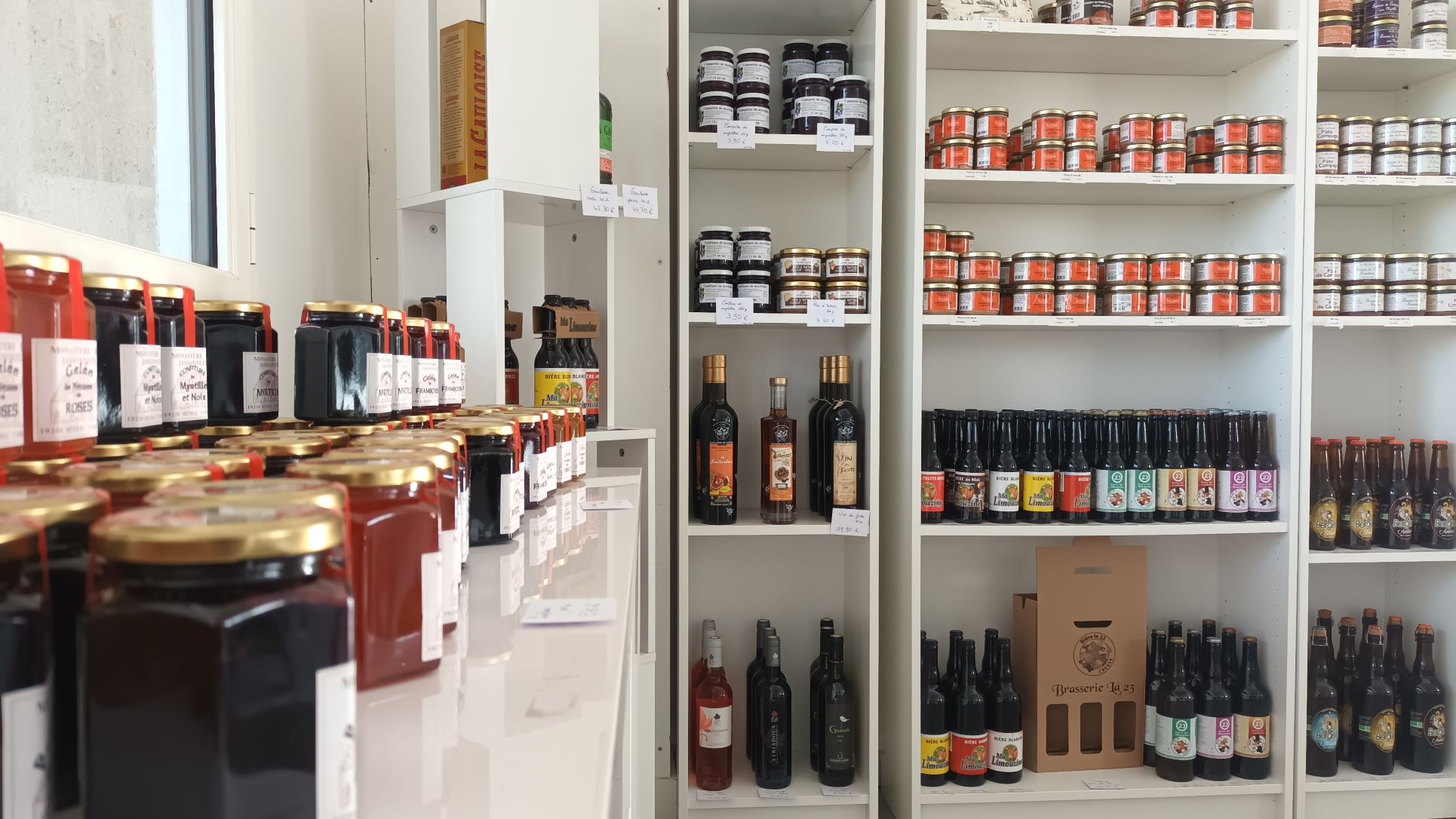 Boutique de produits régionaux du pôle tourisme Le Lac de Vassivière