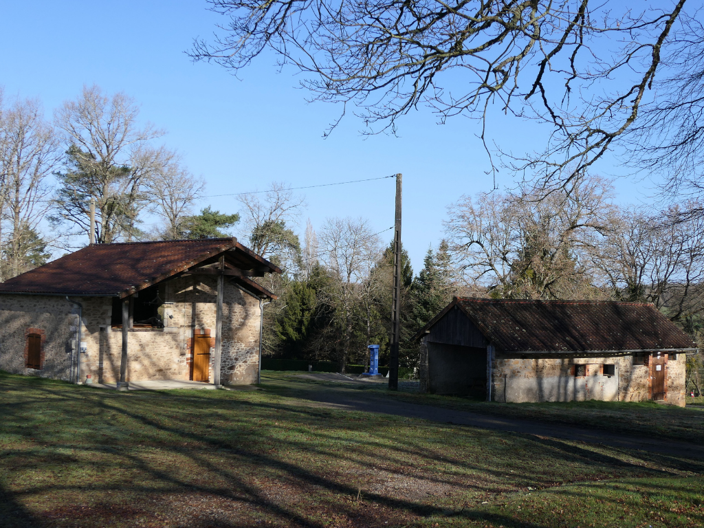 Aire d'accueil camping-car des Salles Lavauguyon — photo 2