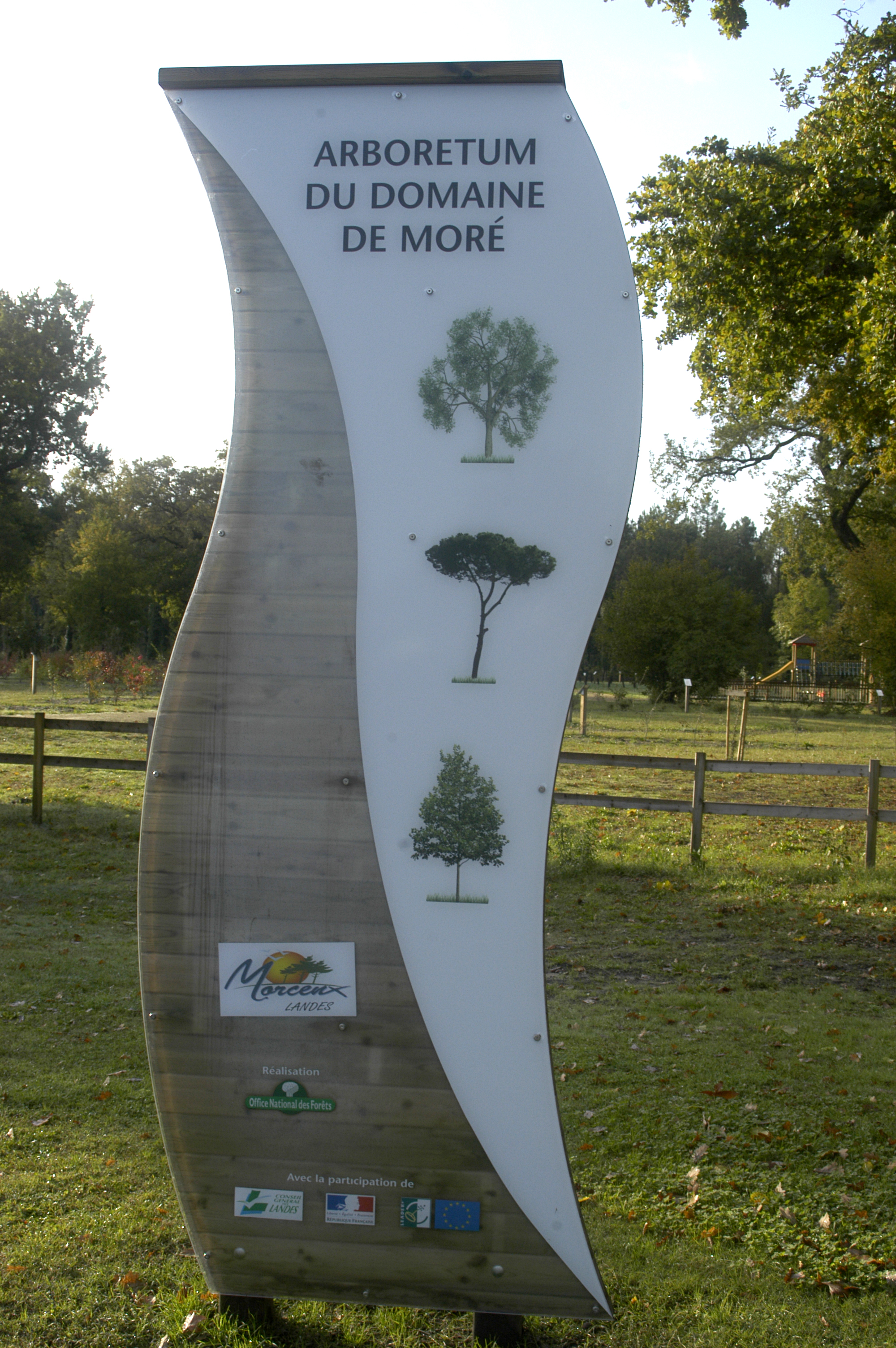 Aire de jeux à l'arborétum de Moré