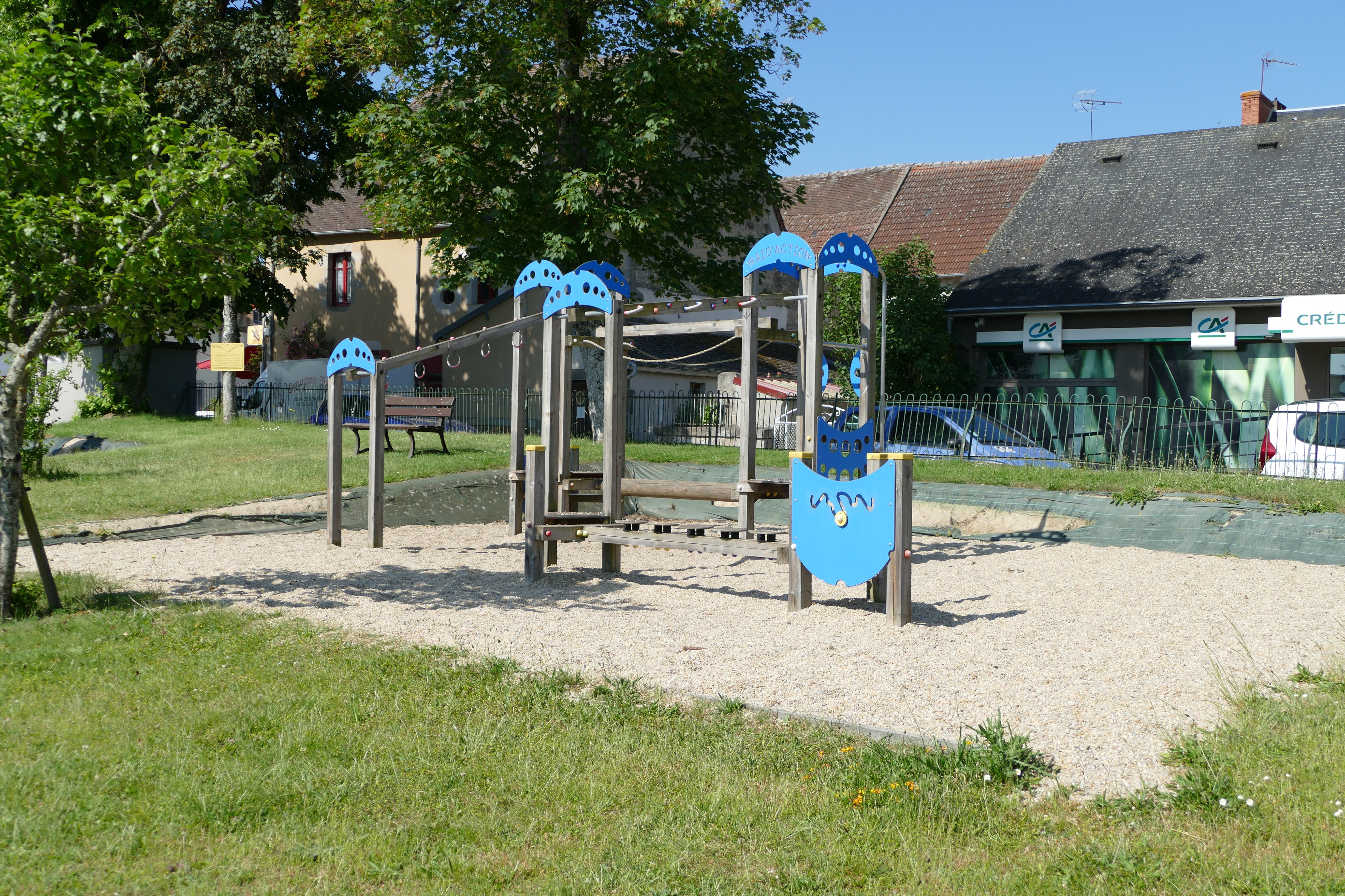 Chénérailles (Place du Champ de Foire) : Aire de jeux et toilettes publiques