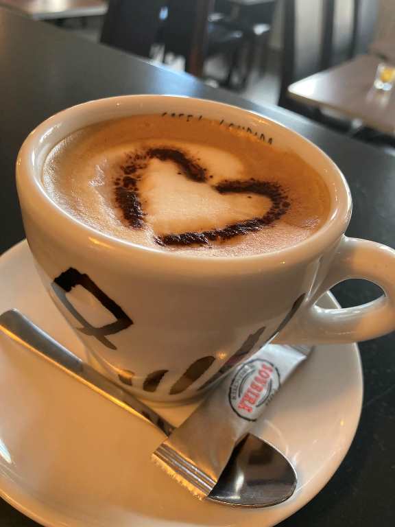 Café Le Commerce "Chez Les filles"