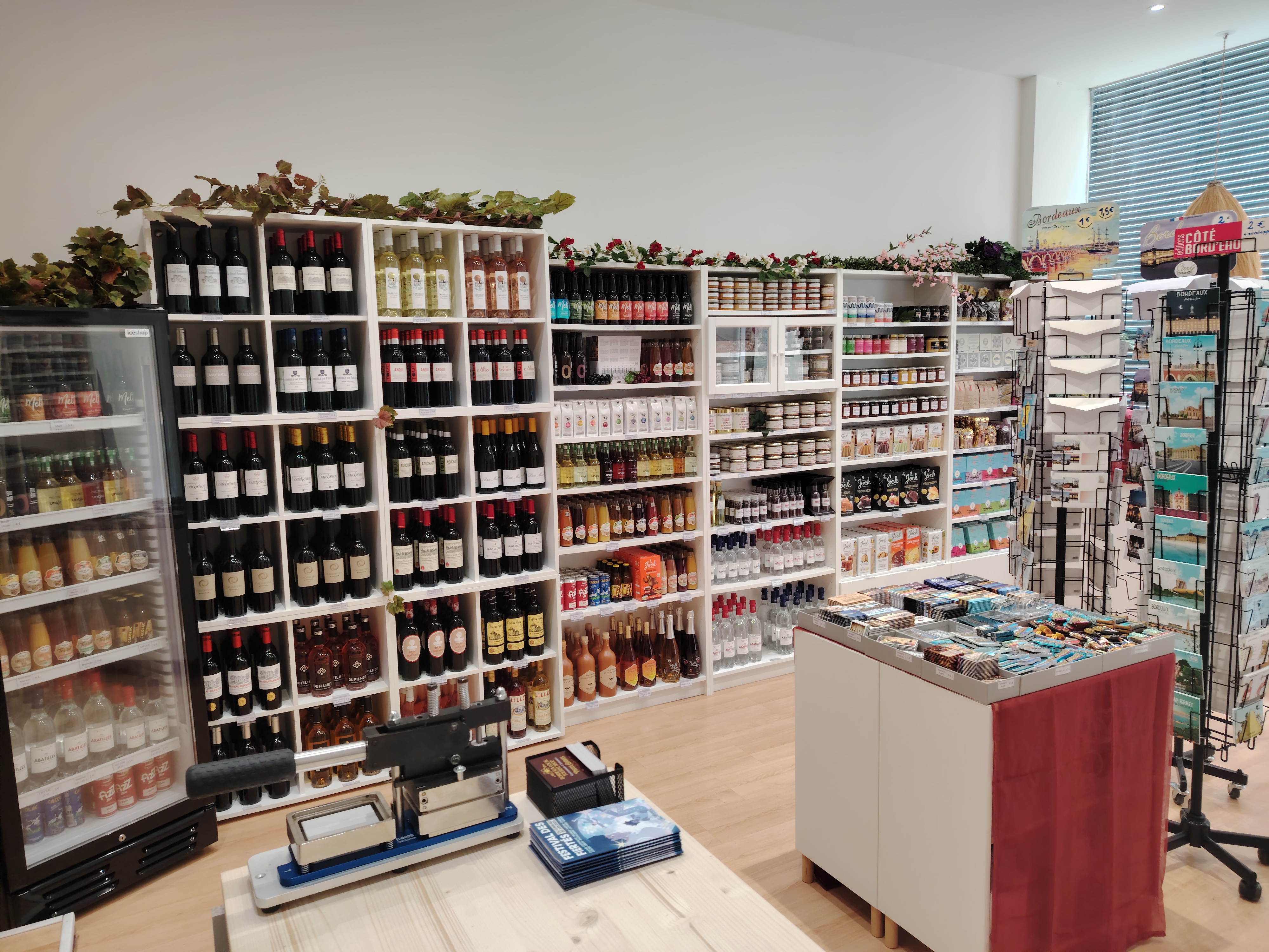 Bordeaux Local Tourist Shop - photo 5