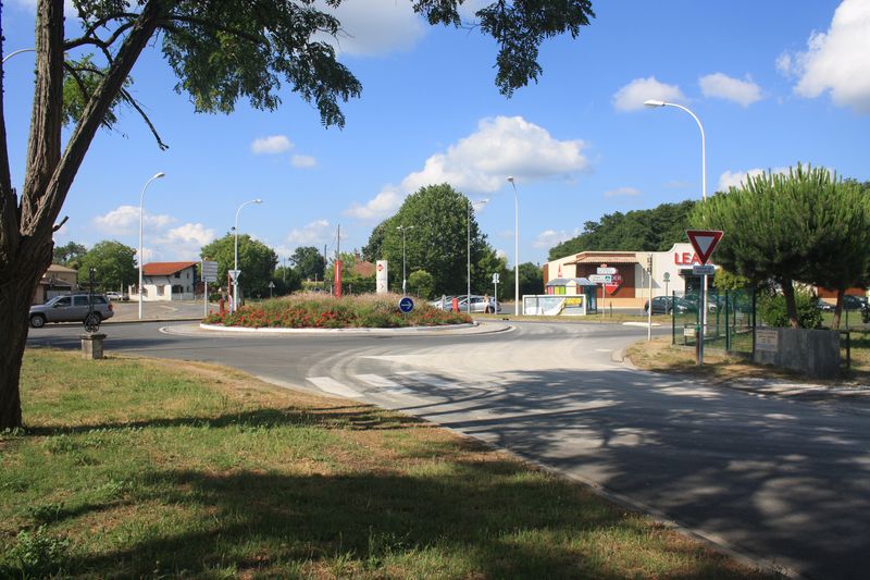 Rond point entr&eacute;e Lanton