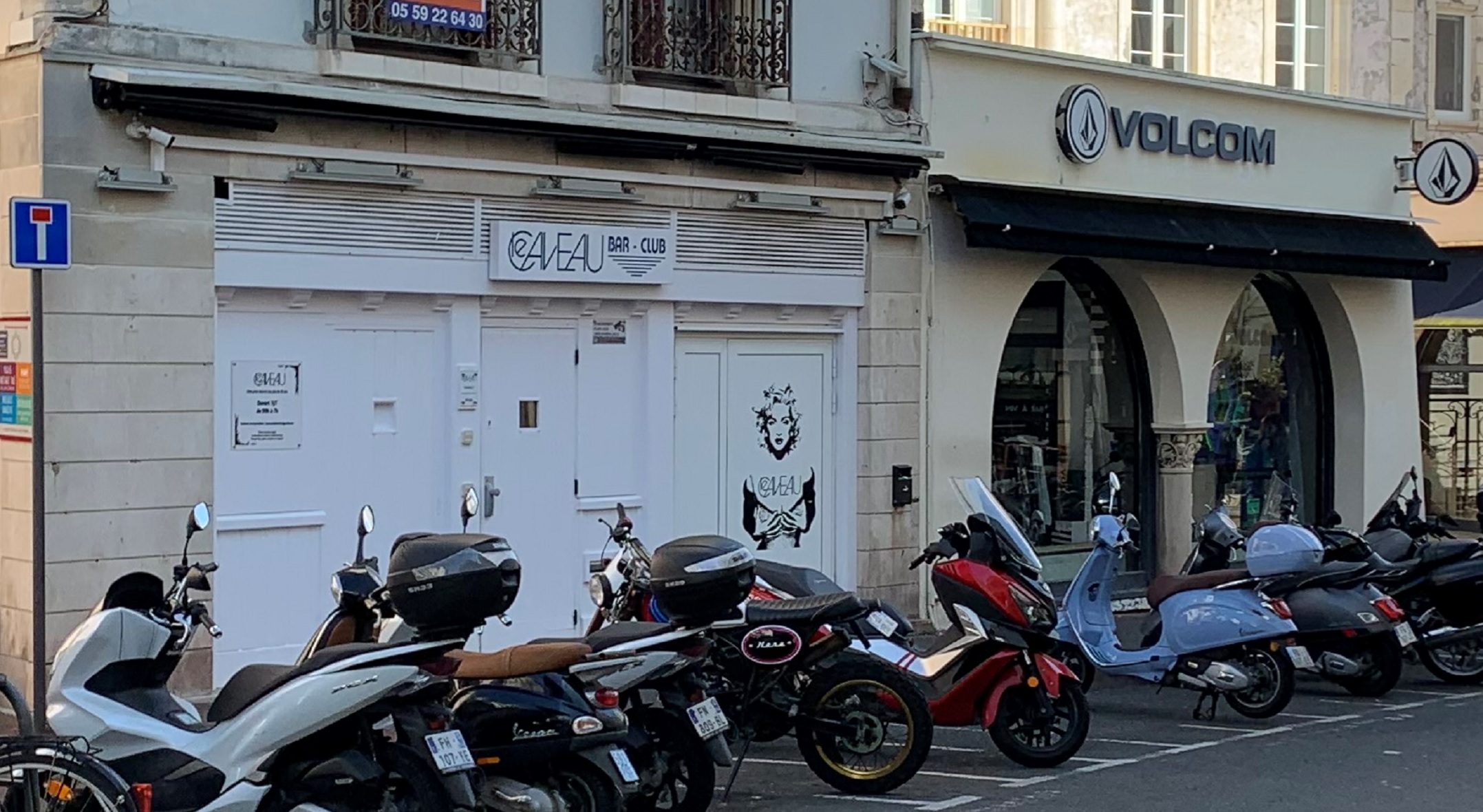 Le Caveau