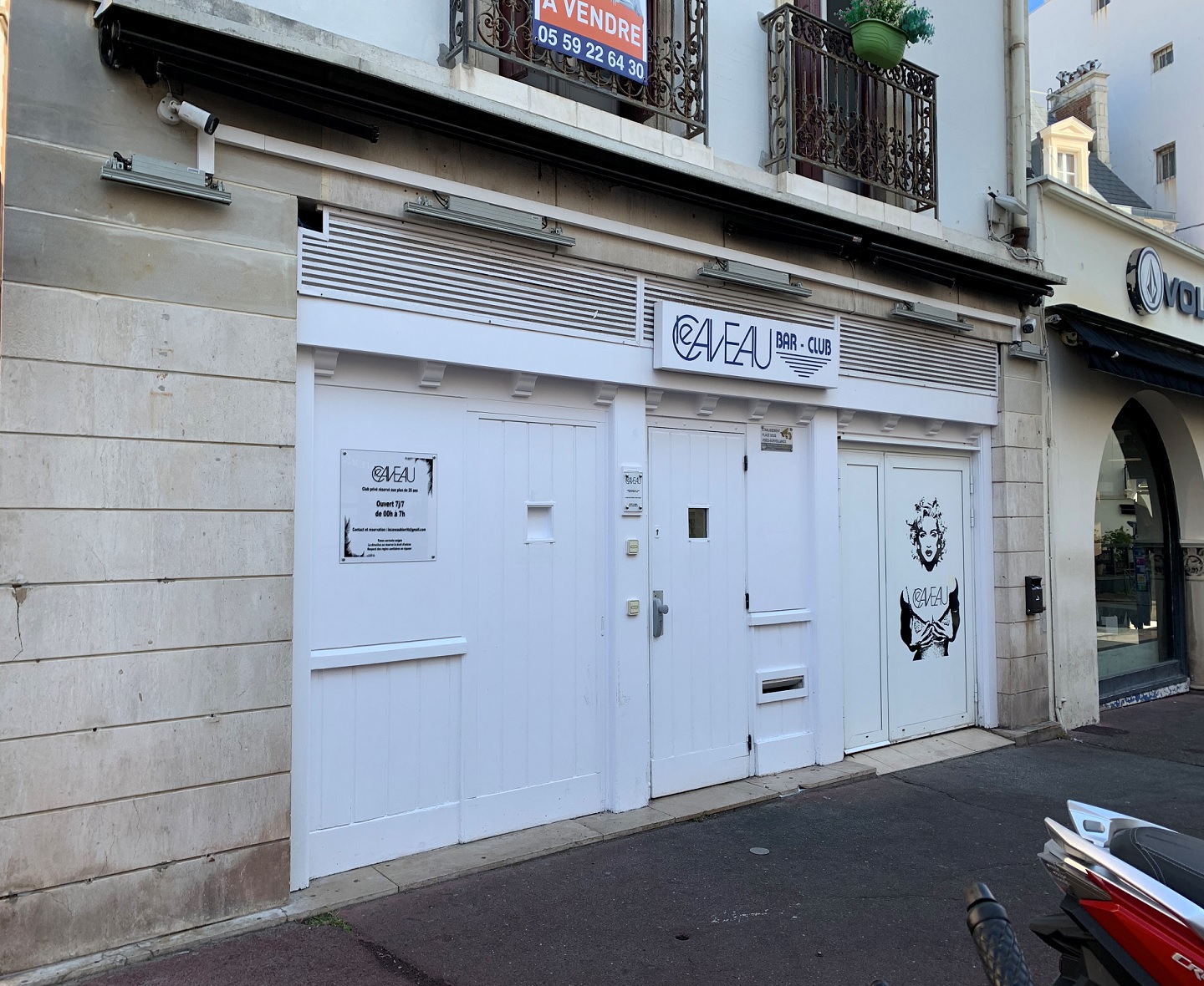Le Caveau