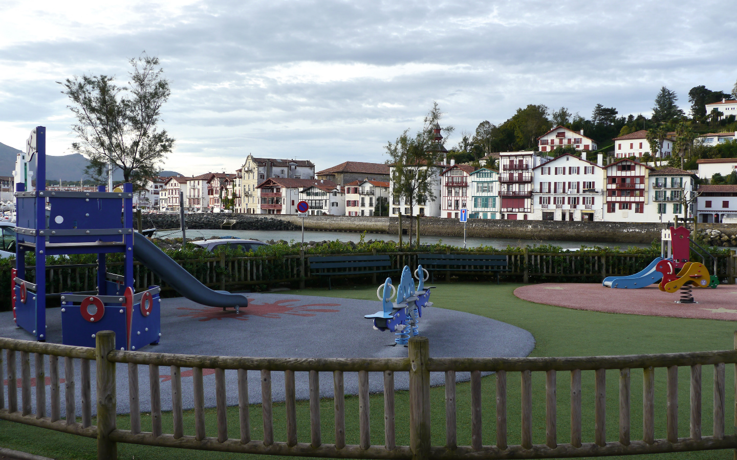 Aire de jeux  square Henri Dunant