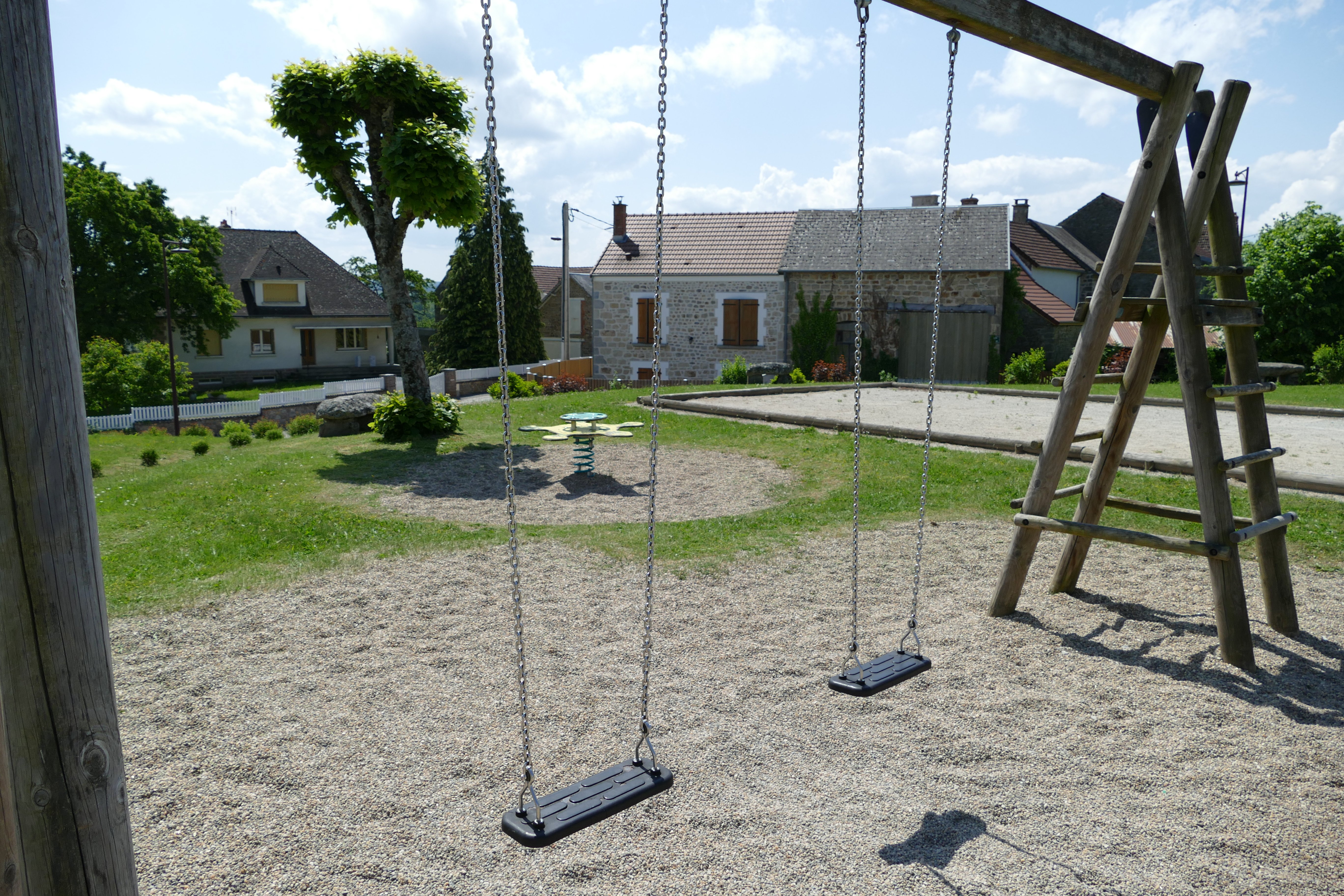 Rougnat (Bourg) : Aire de pique-nique et de jeux