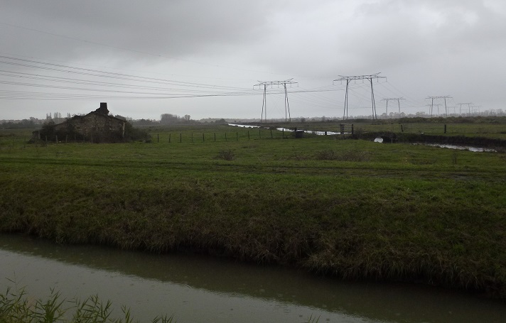 Ruine und Steinbrücke