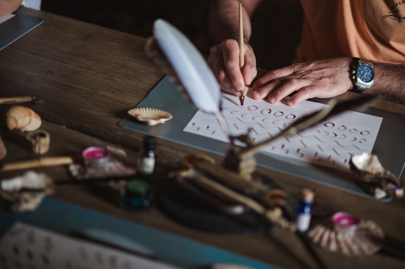 Atelier calligraphie au Château de Commarque - Châteaux en fête
