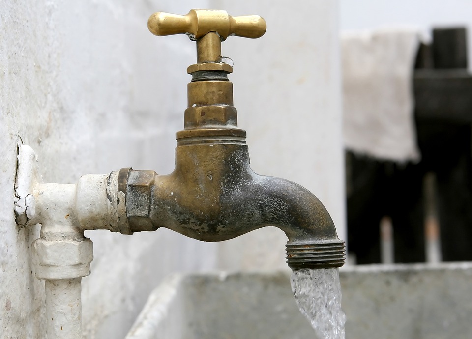 Crocq (Stade municipal) : Toilettes publiques et point d'eau potable