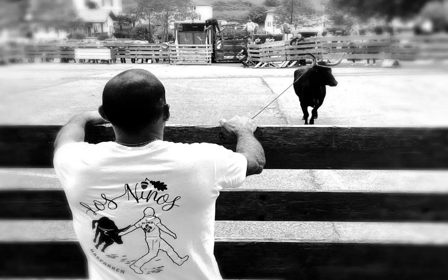 Encierro ttiki et course de vaches dans les rues.