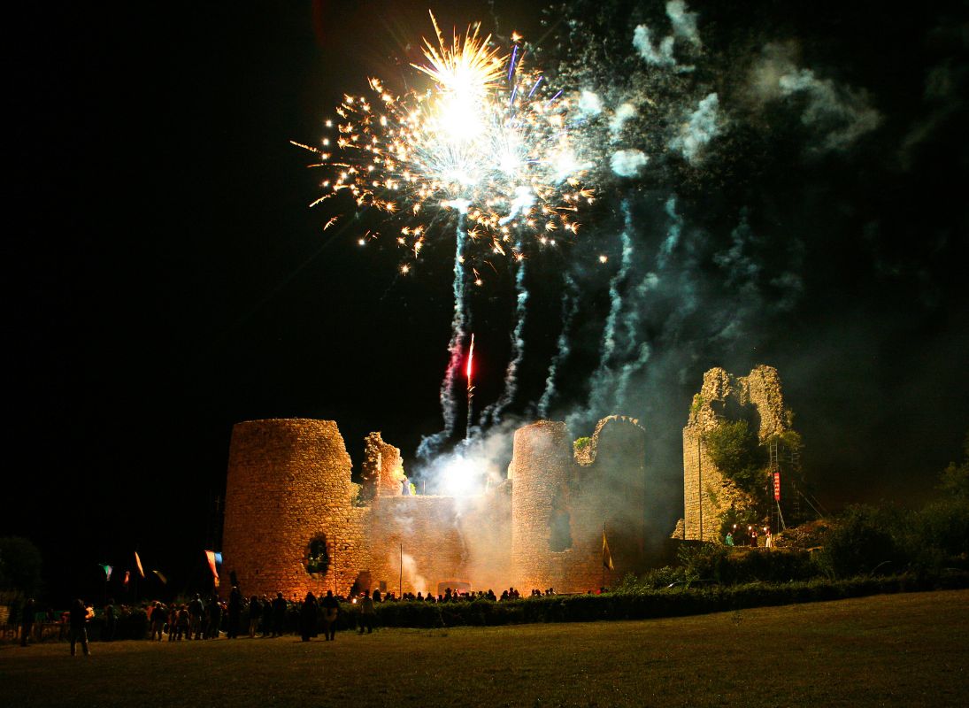 Embrasement des ruines du Château de Lastours